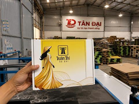 Hộp nắp gài thời trang - Áo Dài Tuấn Thi
