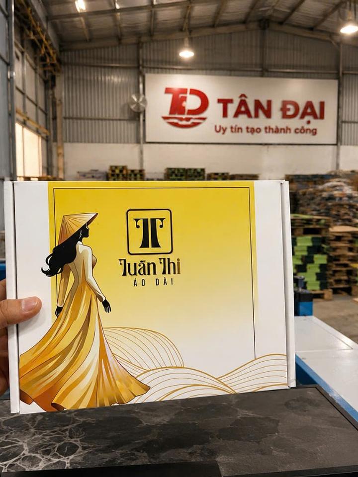 Hộp nắp gài thời trang - Áo Dài Tuấn Thi